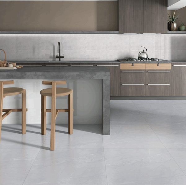 Cozinha com bancada e piso cinza de grande formato