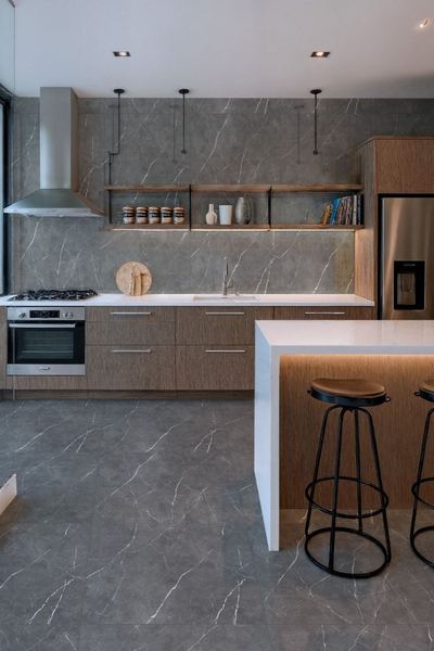 Cozinha com piso cinza e armarios de madeira
