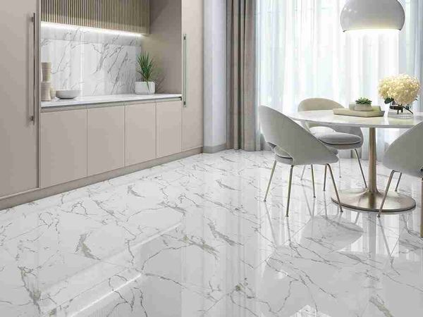 Cozinha e sala de jantar com porcelanato branco marmorizado polido