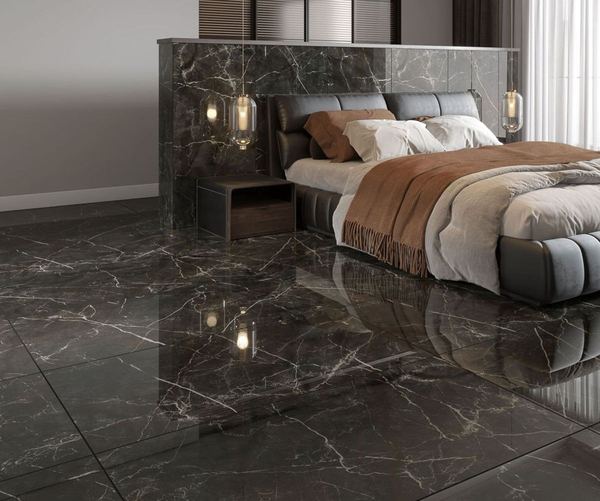 Quarto com piso e parede em marmore marrom polido