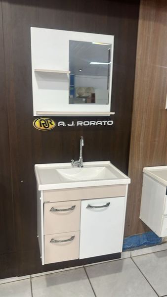 Gabinete branco com duas gavetas e uma porta, cuba embutida e espelheira