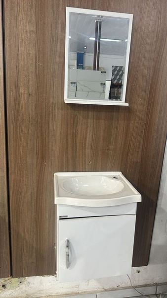 Gabinete compacto de uma porta, indicado para lavabo, com cuba pequena