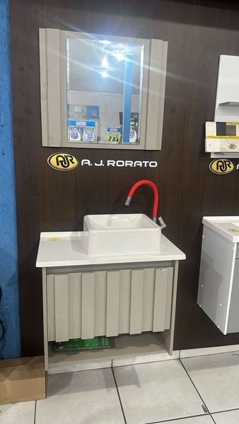 Gabinete suspenso de frente ripada, com cuba de apoio quadrada e espelheira