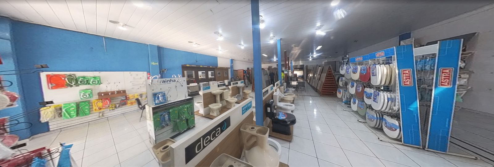Interior da loja com louças, metais e acessórios