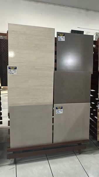 Amostras de porcelanato bege e cinza de tom liso