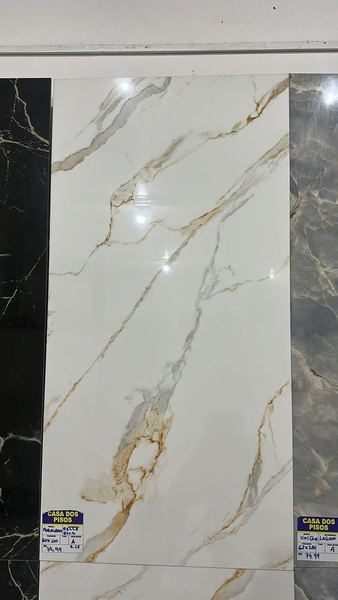 Porcelanato branco com veios dourados, referencia Bella Gold