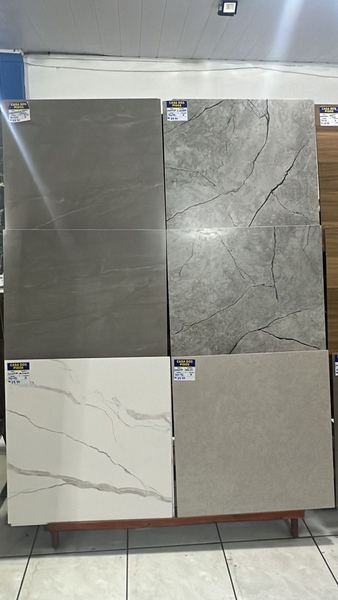 Amostras de porcelanato cinza e travertino