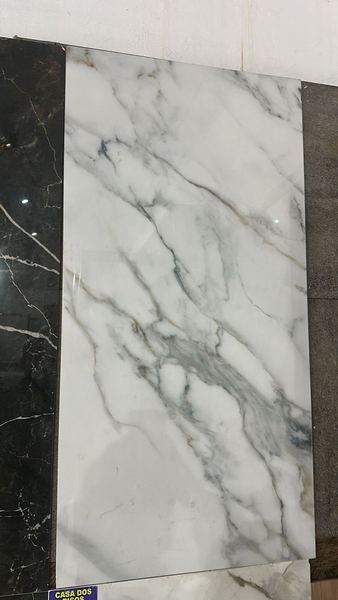 Porcelanato marmorizado branco de formato grande