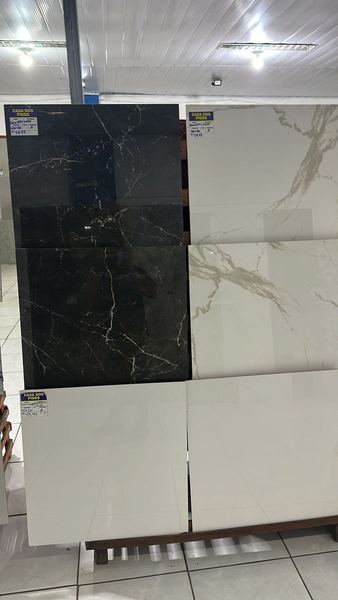 Amostras de porcelanato marmorizado preto e branco no mostruario