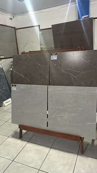 Amostras de porcelanato marrom e cinza acetinado