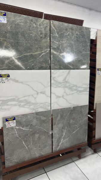 Amostras de porcelanato verde marmorizado e calacatta